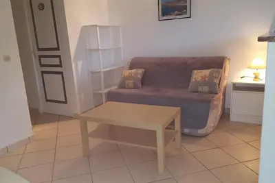 Image de T2 dans maison de campagne, mer et commerce Ă 1, 5 km