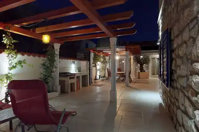 Image de Villa Lantina Junior Suite pour 2 + 2 personnes dans la vieille maison en pierre à Betina, Murter