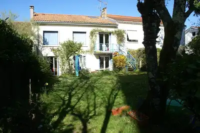 Image de Maison de ville avec jardin et terrasse proche centre ville de Saintes