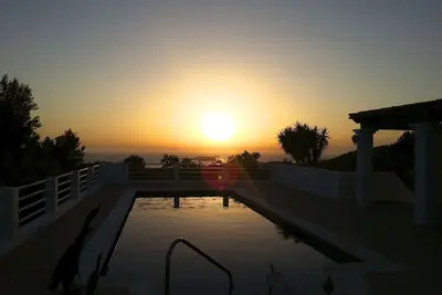 Maison avec vue mer, jardin privé et piscine - calme, wifi