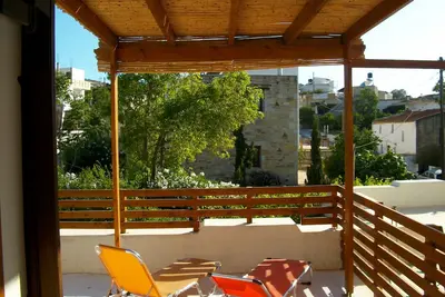 Image de Appartement confortable avec terrasse et pergola près des plages de Komo et Matala