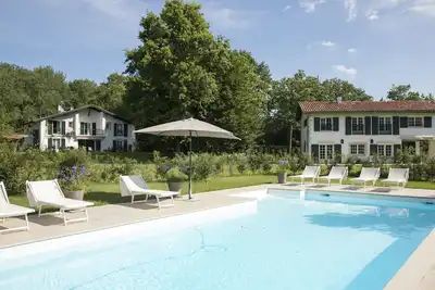 2 maisons basques sur 6. 000 m2 Vue magnifique Piscine chauffée  Climatisation