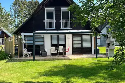 Image de Belle maison de vacances à l'orée de la forêt dans le parc de vacances Silbersee: vélos scooter pour enfants Sky