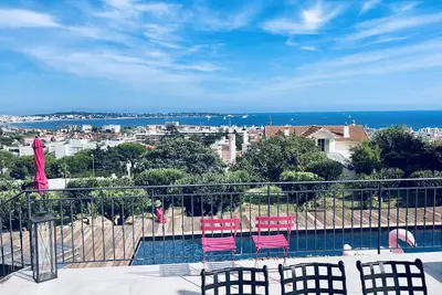 Image de Villa Pinson Cannes avec une vue imprenable sur le Cap d'Antibes