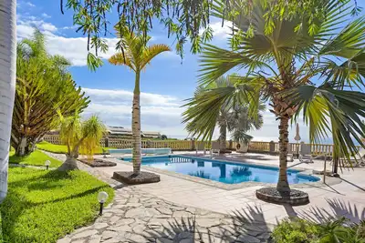 Image de spectaculaire villa avec piscine privée dans le jardin et une vue imprenable