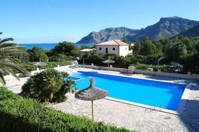Image de Belle maison en bord de mer avec grande piscine et terrain de tennis