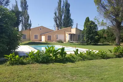 Image de Loue maison avec grand terrain au calme  avec piscine à 10 min d'Avignon