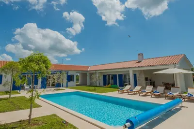 Image de Terrain de 3000 m², avec piscine chauffée de 50 m², jacuzzi, 2 courts de tennis