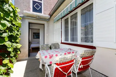 Image de Objet au 1er étage. pour 4 personnes avec climatisation, Tv satellite et jardin