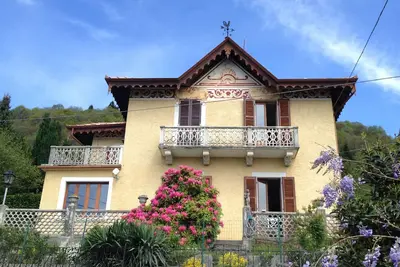 Image de Villa de 1900: vue spectaculaire sur le lac, terrasse ensoleillée, lit à eau et jacuzzi