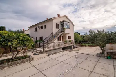 Image de Unité pour 4-5 personnes avec air conditionné, télévision satellite et jardin