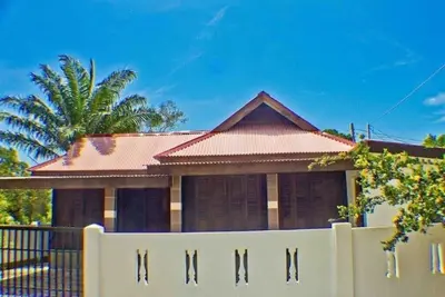 Image de Maison de vacances en construction traditionnelle en bois avec culture massive