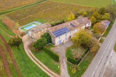 Image de Les Gîtes de Crabet - Piscine - Vignoble