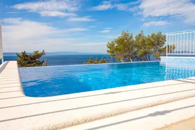 Image de Villa Vanela avec piscine à débordement et vue fantastique sur la mer