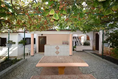 Image de Petite maison avec piscine commune