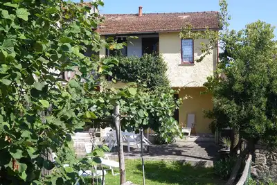 Image de Ancien presbytère dans village médiéval