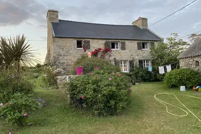 Image de Maison en pierre dans un village idyllique au bord de la mer, randonnées à vélo
