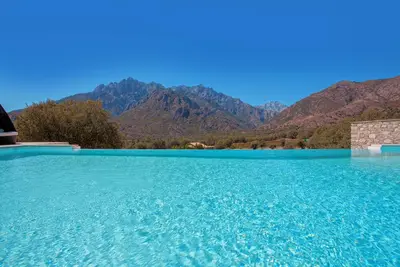 Image de Maison en pierre Corse avec vue  entre mer, montagne, et piscine proche d'Asco