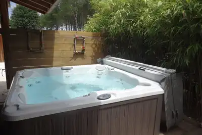 Image de Chalet moderne et Jacuzzi cosy privatif, calme face à la foret, proche lac et océa