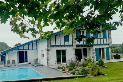 Image de Maison 10 personnes avec piscine chauffée située entre mer et montagne