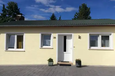 Image de Petite maison de campagne avec terrasse et jardin en bordure de forêt