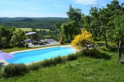 Image de Maison isolée en pleine nature, avec piscine et vue panoramique