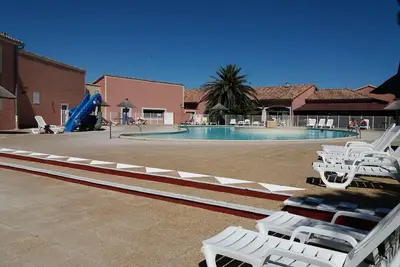 Maison avec jardinet.