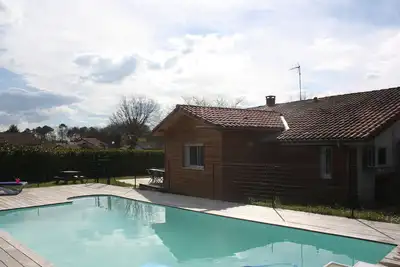 Image de maison avec piscine Ă 10 km de la plage