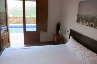 Image de Joliment situé, endroit calme sur le versant de la montagne, avec vue sur la mer et piscine