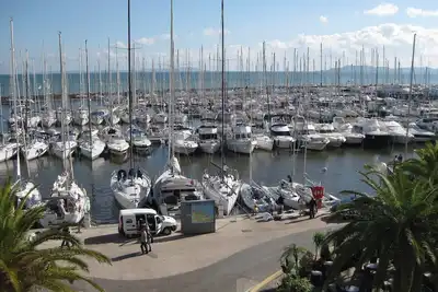 Image de Appartement T1 climatisé sur le port de Hyères face à la mer