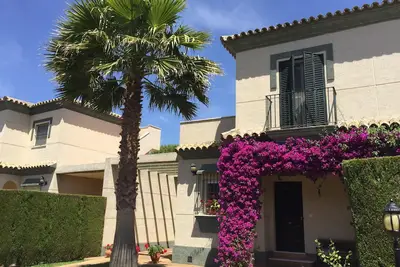 Image de Maison de vacances avec piscine communautaire à distance de marche du club de golf et à 1, 5 km de la plage de rêve