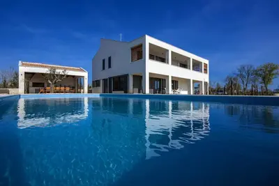 Image de Oasis de luxe entourée d'oliviers et de vignes, piscine chauffée