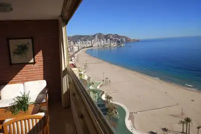 Image de Appartement face à la mer. Dans le centre de la Plage de Poniente. Wifi. Piscine