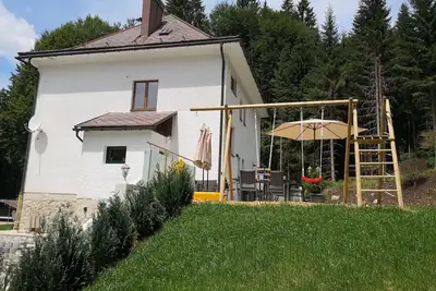 Image de maison de vacances romantiques au milieu de la belle Forêt de Bohême