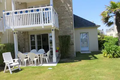 Image de face à la mer, appartement rez-de-jardin dans résidence  standing  avec piscine,