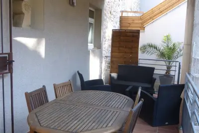 La fontaine, gîte 70 m2, centre village, dans maison rénovée comprenant 4 gîtes