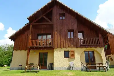 Image de Appartement de 77m2, 7/9 personnes dans un chalet, 3 chambres, piscine, jacuzzi