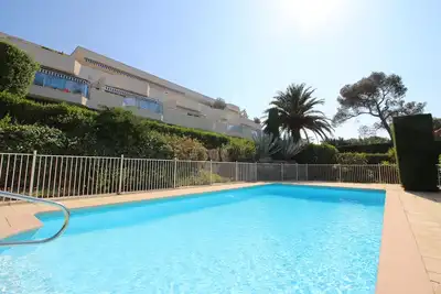 Image de \"La Terrasse de Santa Lucia\", 2 pièces, terrasse, piscine, à 700m de la Marina.