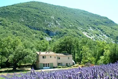 Image de La Pommerie, très beau gîte au cœur du Luberon, dans le village de Castellet