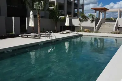 Image de Appartement de luxe tout confort pied dans l'eau avec piscine