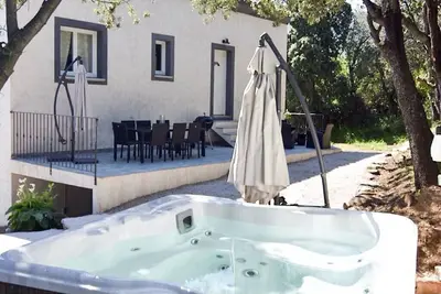 Image de Superbe appartement standing piscine chauffée jacuzzi boulodrome vue superbe