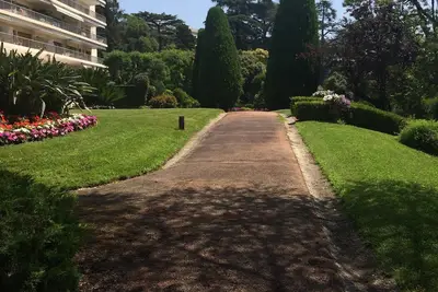 Image de Magnifique appartement de 150 m2 à  dans résidence avec piscine et parc paysager