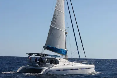 Image de Catamaran avec skipper et hôtesse Cyclades