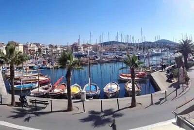 Image de 2 pièces de 45 m2 sur le port de sanary vue sur les pointus