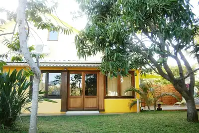 Image de Villa couleurs tournée vers son jardin arboré et sa piscine, proche plage