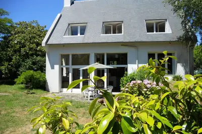 Image de Maison d'architecte lumineuse au calme avec un grand jardin
