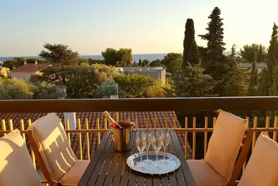 Image de T2 climatisé à 5 minutes de la plage avec belle terrasse Vue Mer.