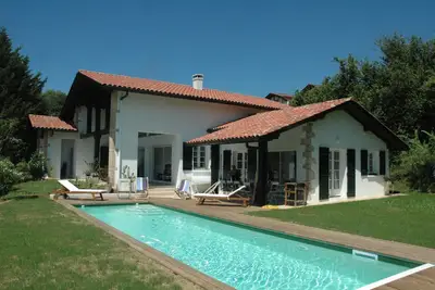 Maison d'architecte construite en 2011 vue sur montagne