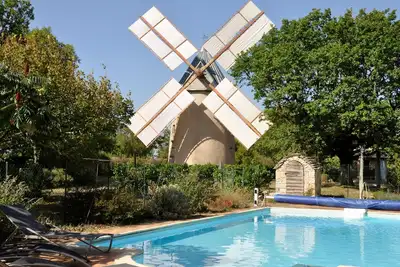 Image de Propriété 2 tours en pierre  vaste jardin clos ombragé avec grande piscine