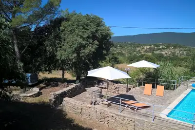 Image de Mas provençal avec piscine dans un domaine de 4 ha au milieu de la garigue